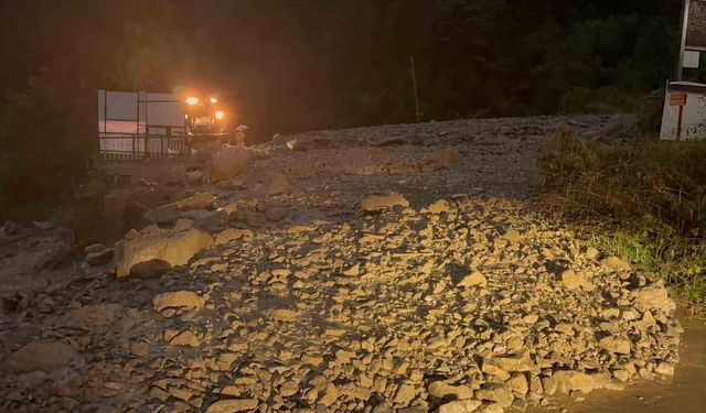 Trabzon'da aşırı yağış dereyi taşırdı, yol ulaşıma kapandı