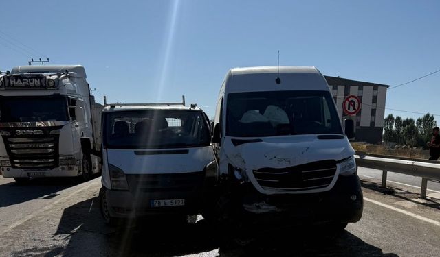 Yüksekova'da minibüs ile kamyonet çarpıştı: 10 yaralı