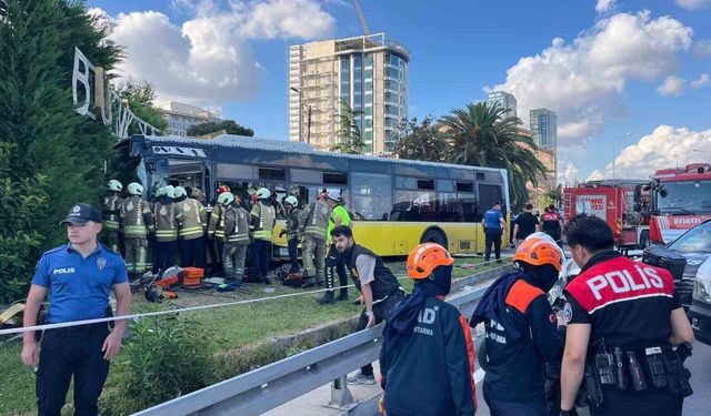 Zeytinburnu'nda İETT otobüsü site duvarına çarptı: Yaralılar var