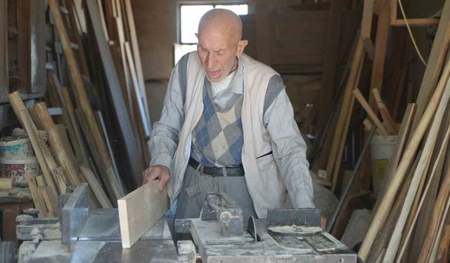 90 yaşındaki marangoz, ahşap işlemeleriyle tarihe meydan okuyor
