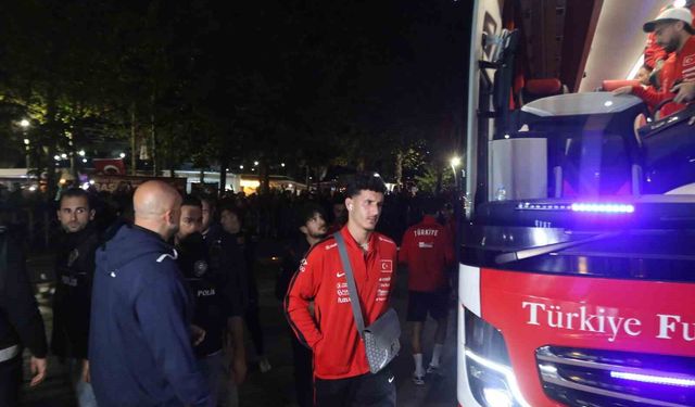 A Milli Futbol Takımı'nı otel önünde yüzlerce taraftar karşıladı