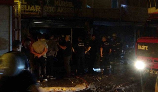 Antalya'da iki iş yerinde yangın: Alevler üst kattaki eve de zarar verdi