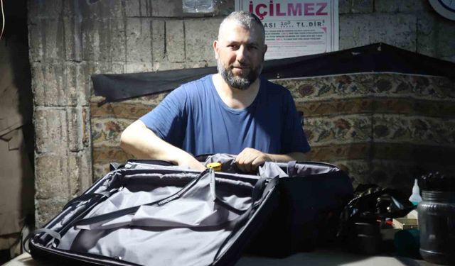 Babasından devraldığı çanta tamirciliğini 30 yıldır sürdürüyor