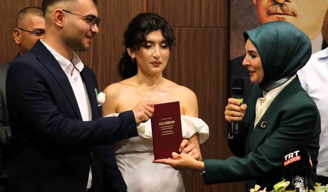 Bakan Göktaş, evlilik desteğinden yararlanan çiftin nikah şahidi oldu