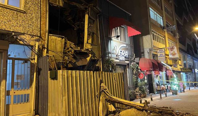 Bakırköy'de metruk binanın çökme anı kamerada