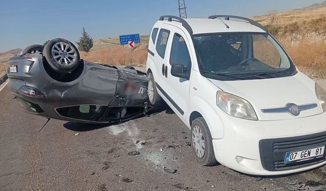Beypazarı'nda otomobillerin çarpıştığı kazada 3 kişi yaralandı