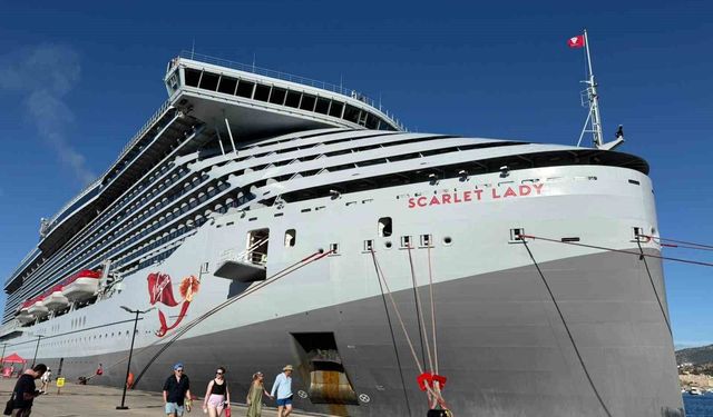 Bodrum'a dev kruvaziyer ile 2 bin 637 turist geldi