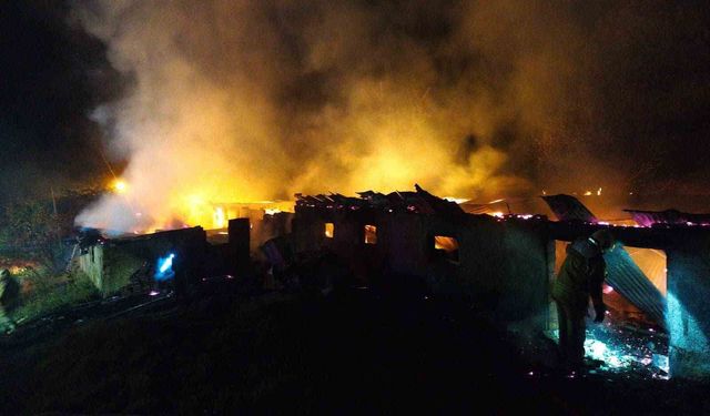 Bolu'da saman dolu kümes alev alev yandı
