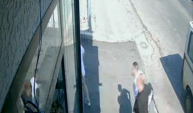 Bursa'da eşiyle yürürken silahlı saldırıya uğradı