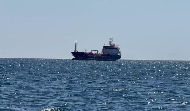 Çarpışmada hasar almadan kurtulan ALSU isimli ticari gemi Silivri açıklarına çekildi
