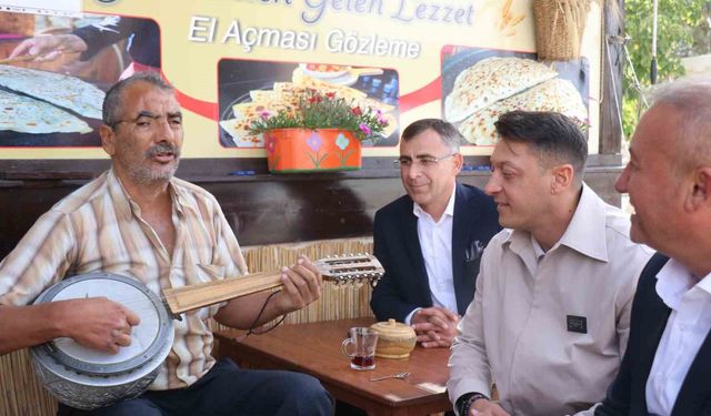 Eski futbolcu, AK Parti MKYK Üyesi Mesut Özil, Sakarya'da vatandaşlarla bir araya geldi