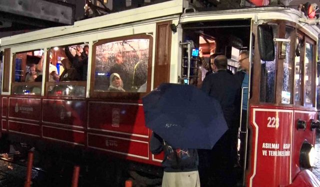 İstanbul'da etkili olan sağanakta vatandaşlar tramvaya sığındı