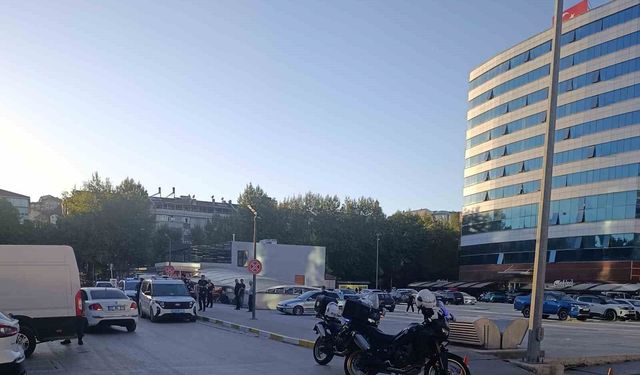 İşten çıkarıldığı gerekçesiyle silah ve bıçakla Kastamonu Belediyesini bastı