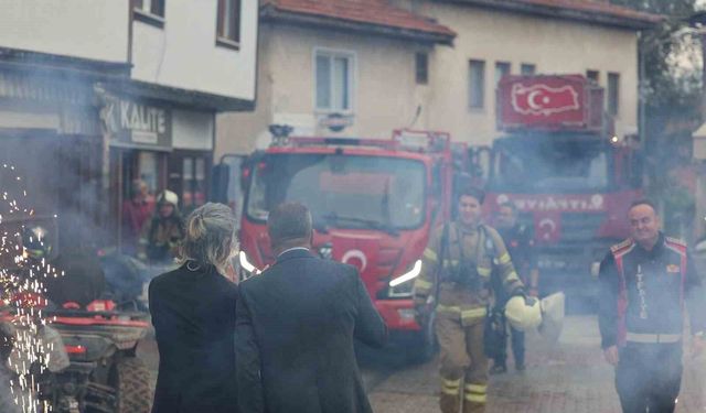 İtfaiyeciler yangın beklerken kutlamayla karşılaştı