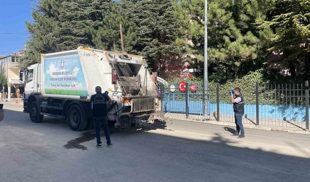 Karaman'da çöp kamyonundan düşen 2 işçi yaralandı: Kaza anı kameraya yansıdı