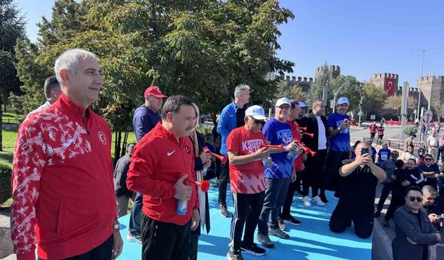 Kayseri 6. Yarı Maraton'da Halk Koşusu protokolün startı ile başladı