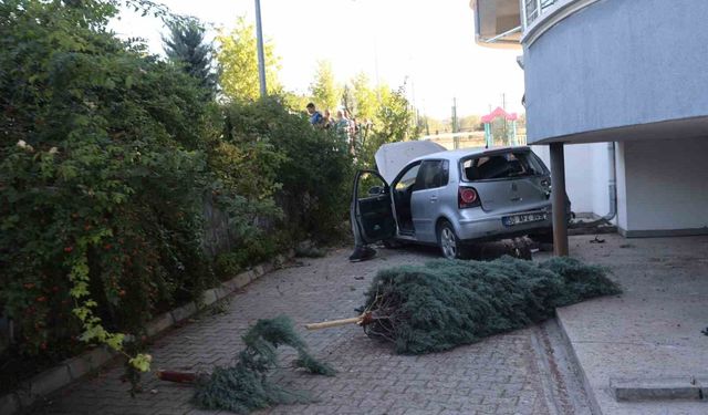Kontrolden çıkan otomobil apartmanın bahçesine düştü: 1 yaralı