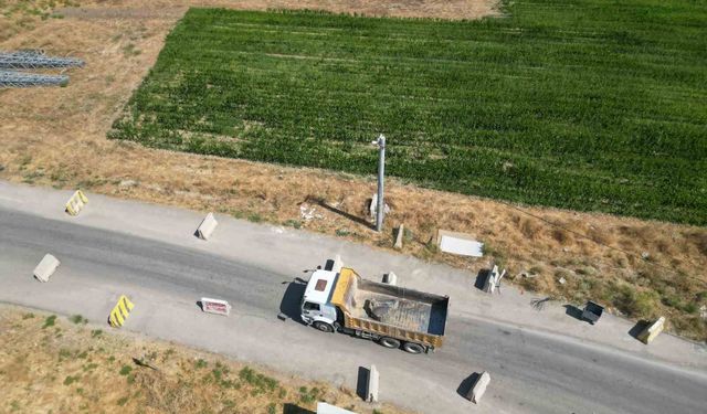 Mahalle sakinlerini çileden çıkaran 'beton bariyer' bilmecesi