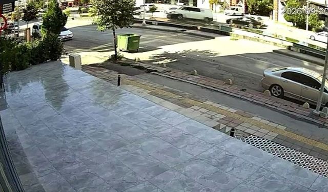 Malatya'da minibüsün karşı şeride geçtiği kazada motokurye saniyelerle kurtuldu