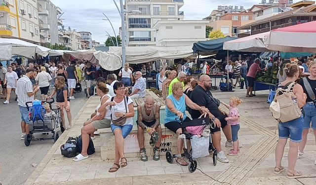 Manavgat semt pazarına turist akını esnafın yüzünü güldürdü