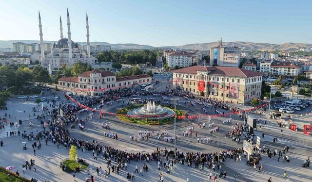 Müziği duyan meydana akın etti, bin 58 kişi halayda buluştu