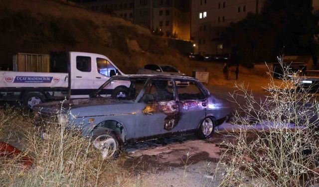 Nevşehir'de park halindeki otomobil alevlere teslim oldu