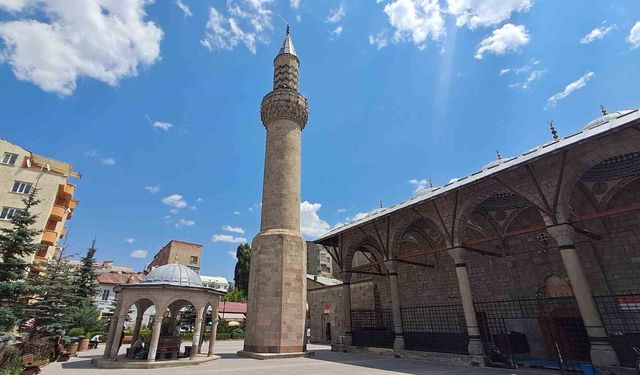 Önce minare yapıldı, cami sonradan eklendi