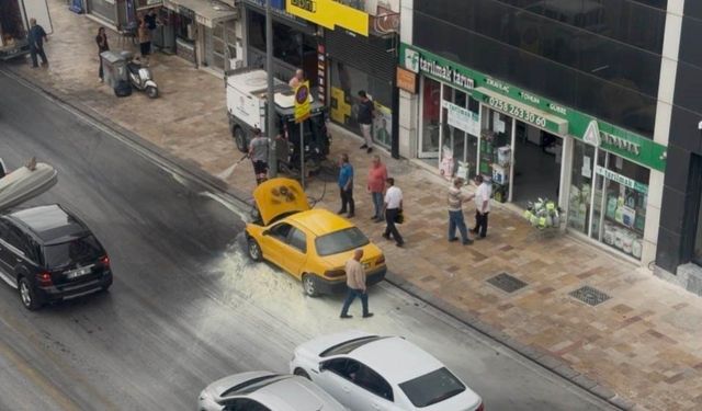 Otomobilde çıkan yangını belediye temizlik işçileri söndürdü