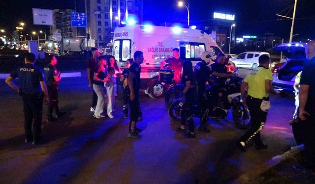 Otomobille çarpışan araç ters döndü: 2 yaralı