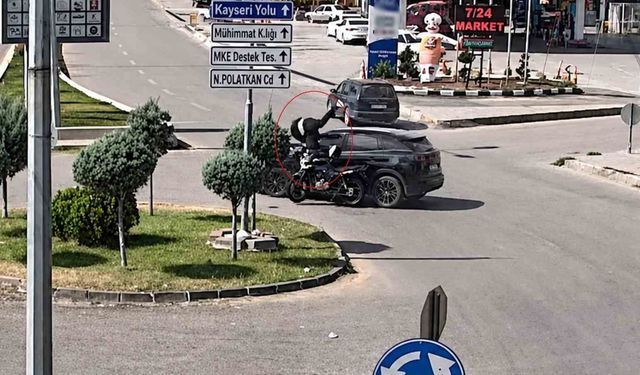 Otomobille motosikletin çarpıştığı kaza kamerada: Sürücü böyle savruldu