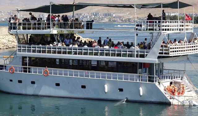 Savaşa rağmen İranlı turistlerin Van ilgisi sürüyor