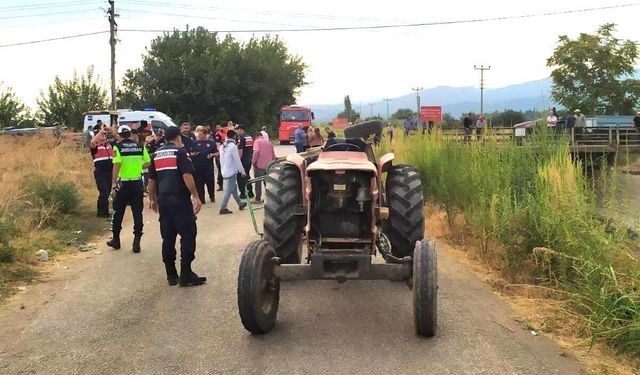 Turgutlu'da traktörün işçi taşıyan kasası devrildi: 4 yaralı