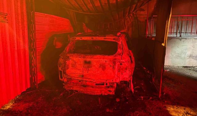 Üzerine geçirdiği çöp poşetiyle gelip otomobili kundakladı: Yangın 3 katlı binaya sıçradı