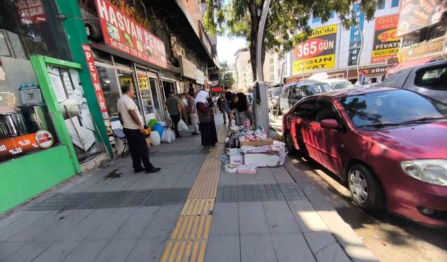 Van'da kaldırımlar işgal altında: Yayalar yola indi, turistler ve esnaf tepkili