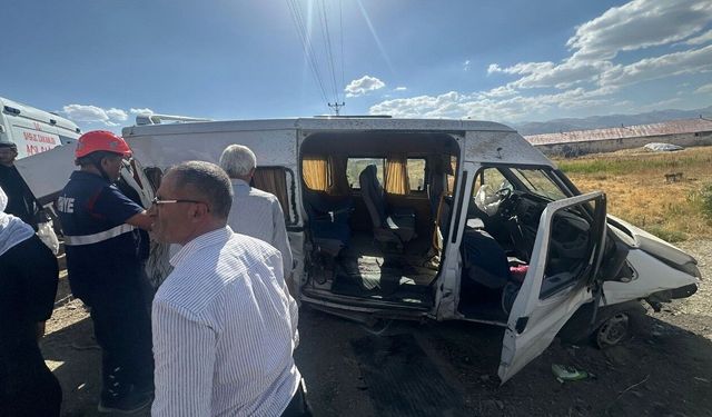 Yüksekova'da minibüs, kapağı açık bırakılan rögar çukuruna çarptı: 6 yaralı