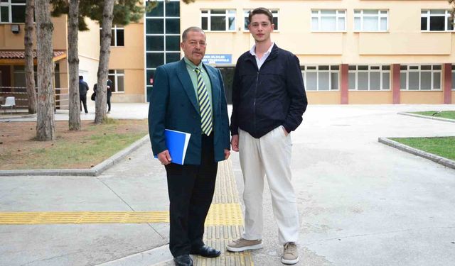 57 yaşında üniversite hayalini gerçekleştirdi, oğluyla aynı kampüste öğrenci oldu