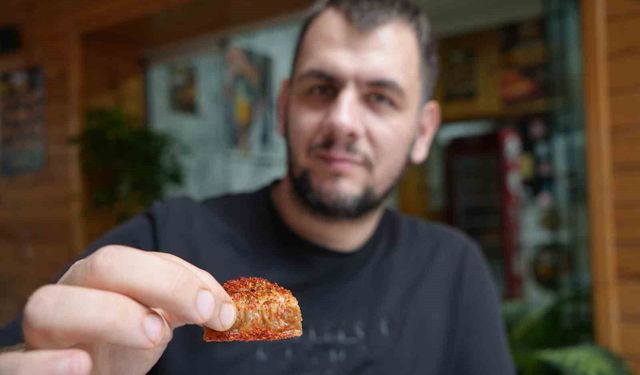 Acısız yaşayamıyor: Tatlıya bile pul biber atıp yiyor