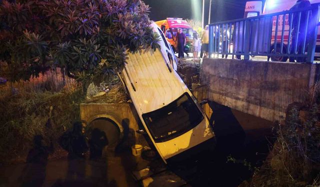 Adana'da şiddetli yağışta kayan otomobil sulama kanalına düştü: 2 yaralı