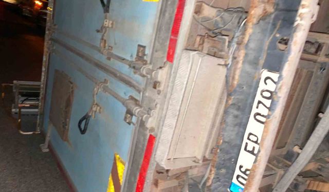 Ankara'da kamyonet kepçeye çarptı: 2 yaralı