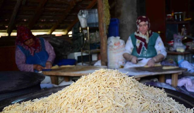 Antalya'da kadınların kış mesaisi: 120 yumurtayla 30 kilo erişte hazırlıyorlar