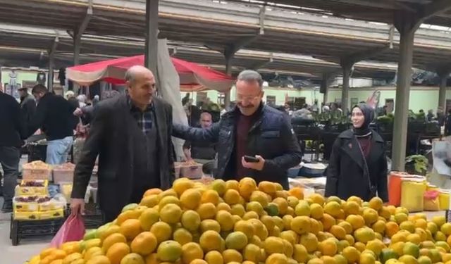 Ardahan Valisi Yamlı ve eşi pazar tezgâhlarını gezerek alışveriş yaptı