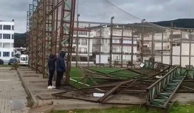 Bursa'da fırtına halı sahanın direklerini yıktı