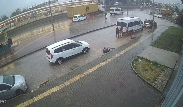 Bursa'da tırın dorsesi kontrolden çıktı...Kaza anı kamerada