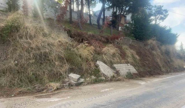 Bursa'da yağışlar istinat duvarını yıktı, duvar parçaları yola düştü
