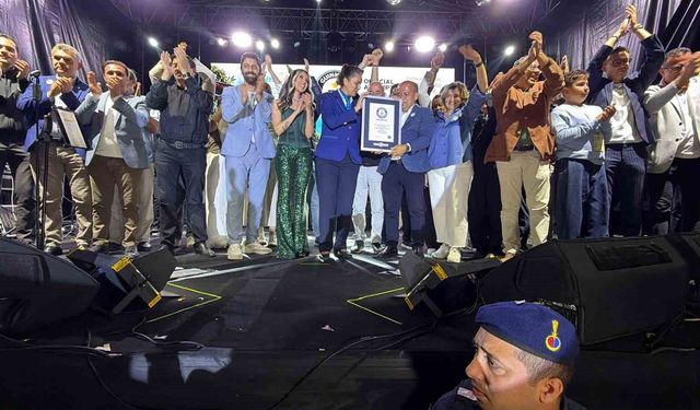 Edremit'te 16 bin 2 kişiyle dünya rekoru kırıldı