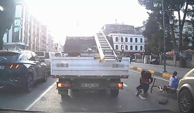 Elektrikli bisikletle araçların arasından geçerken kaza yaptılar