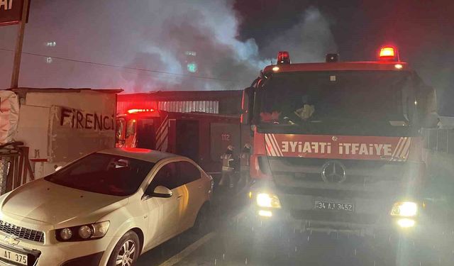 Esenyurt'ta tekstil üzerine iş yeri alev alev yandı