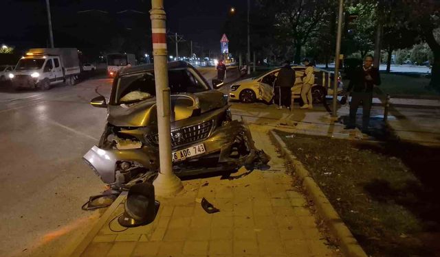 Eskişehir'de iki araç kavşakta çarpıştı: 3 yaralı