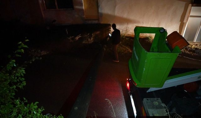 Gümüşhane'de elektrik direği 80 yaşındaki kadının evinin bahçesine devrildi
