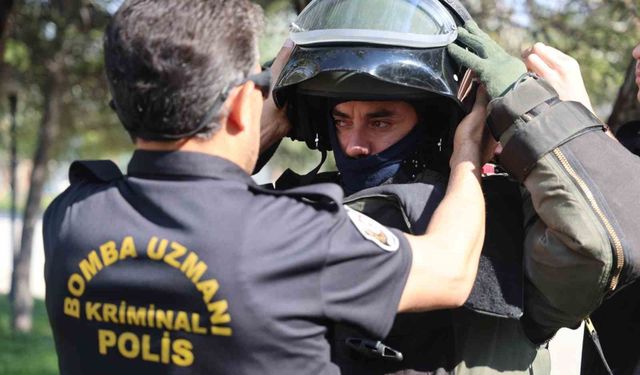 Herkesin uzaklaştığı şüpheli paketlere onlar hayatlarını ortaya koyarak yaklaşıyor